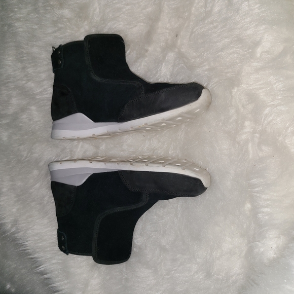 UGG Size 5 Black Leather Sneakers - Picture 1 of 7